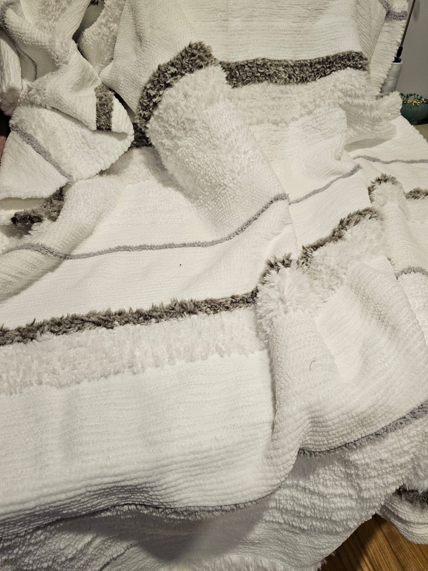 Couverture blanc et gris - 50 pouces x 70 pouces